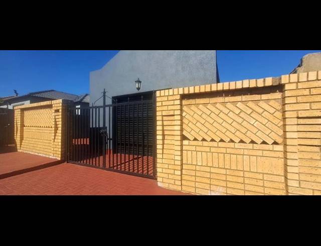 3 BEDROOM HOUSE FOR SALE IN PROTEA NORTH